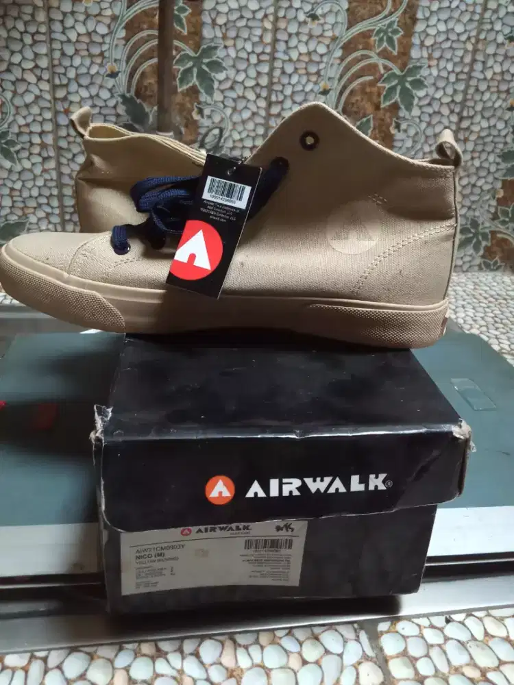 Sepatu air walk