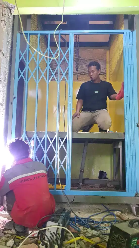 Lift barang dan duwaither