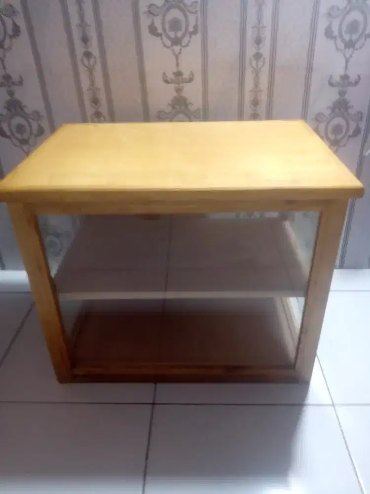 Etalase kayu kokoh