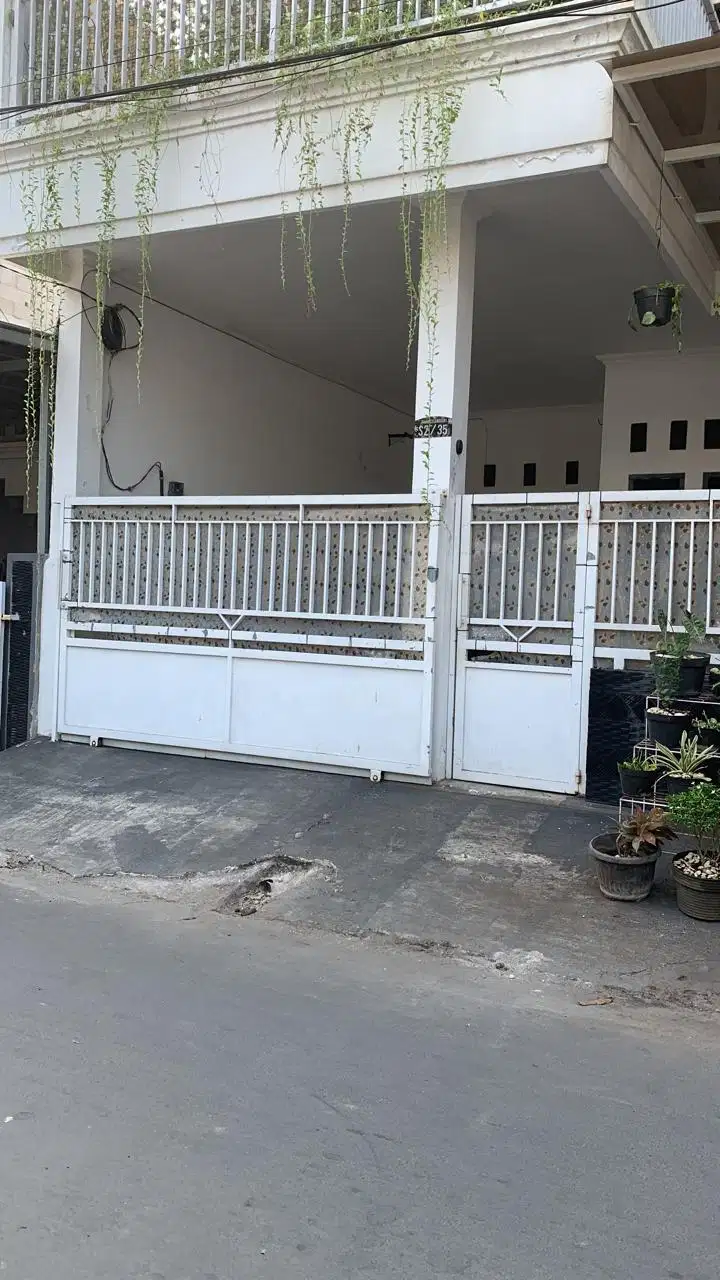 Rumah 3 Lantai dengan Rooftop Luas Lingkungan Asri