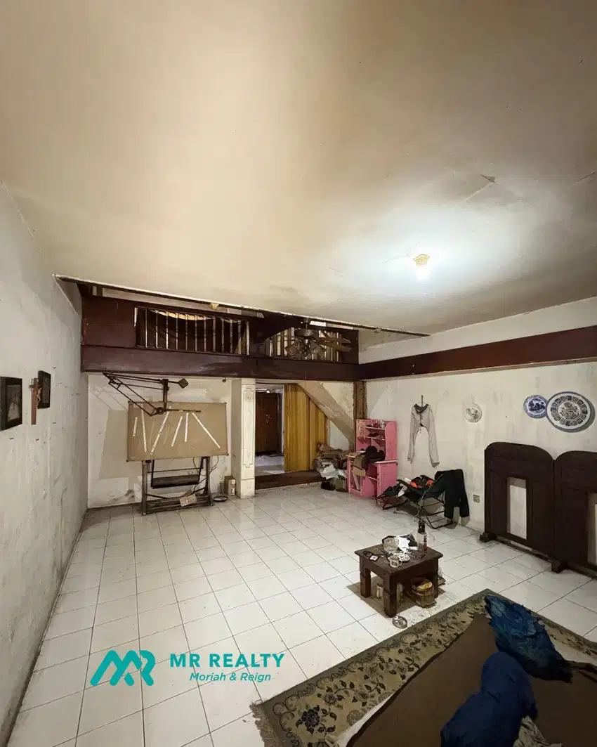 Dijual Rumah Tua Bentuk ngantong L di Batu Sari Kebon Jeruk