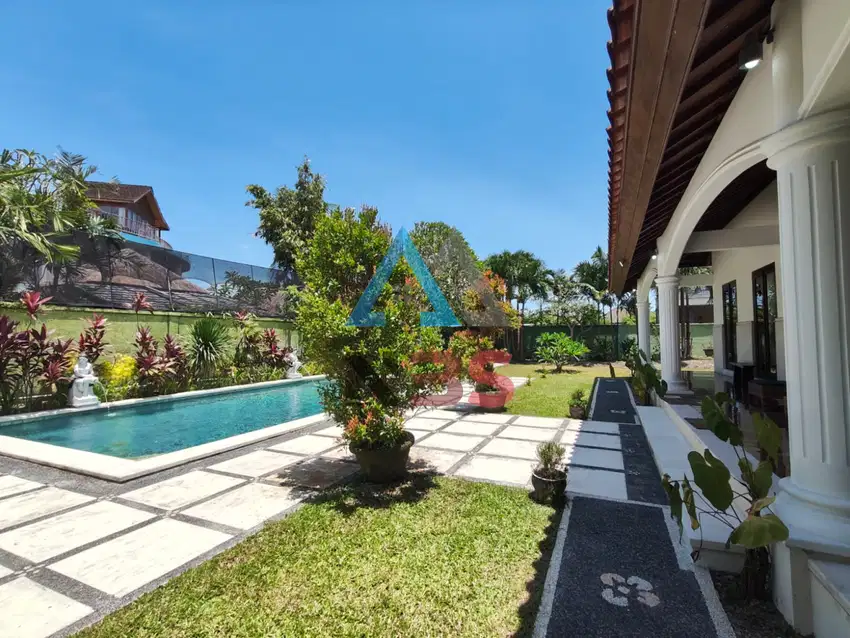 DIJUAL VILLA LOKASI KETEWEL GIANYAR DENGAN TAMAN YANG BESAR