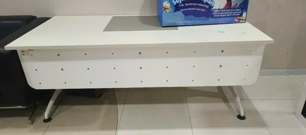 Meja kerja/belajar dan lemari bupet