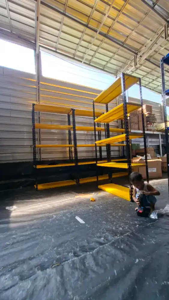 Rak besi siku lubang