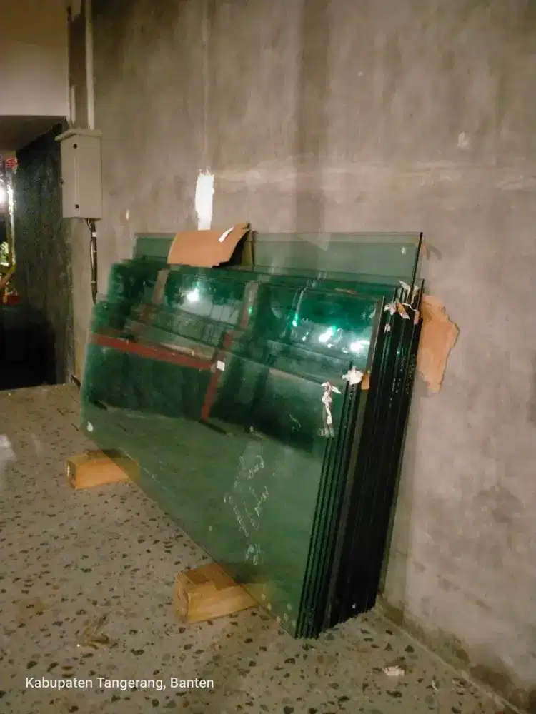 Kaca tempered second sperti baru