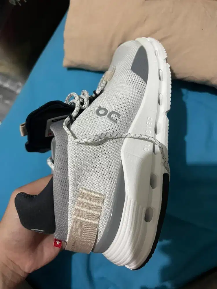 Sepatu on cloud no 39(no harus turun ya)