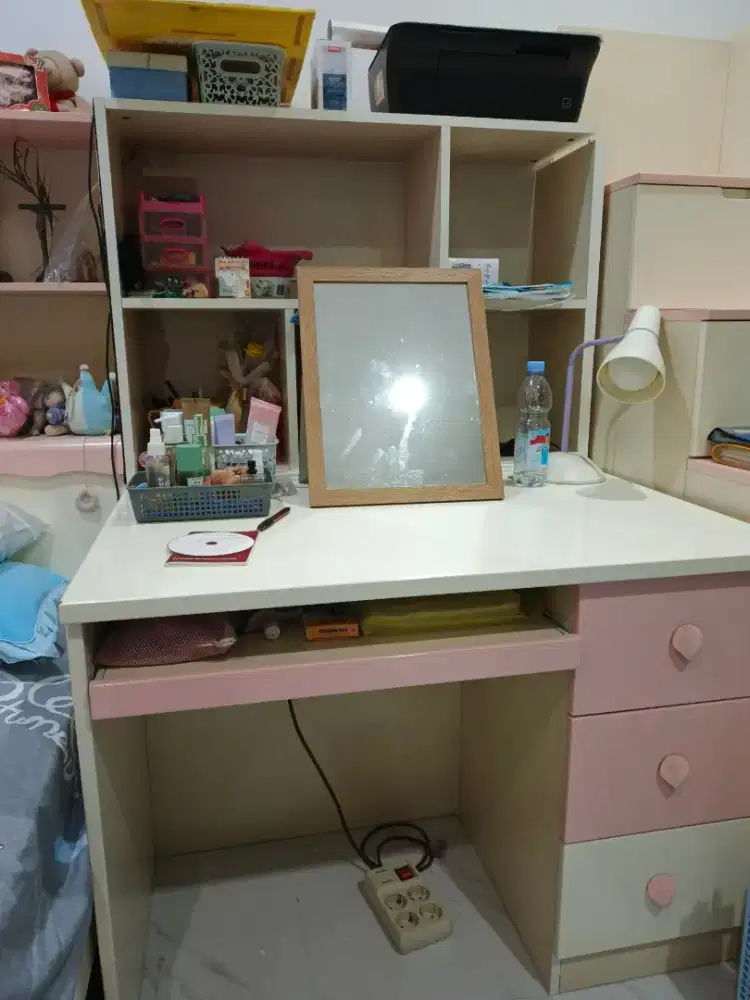Meja belajar putih pink