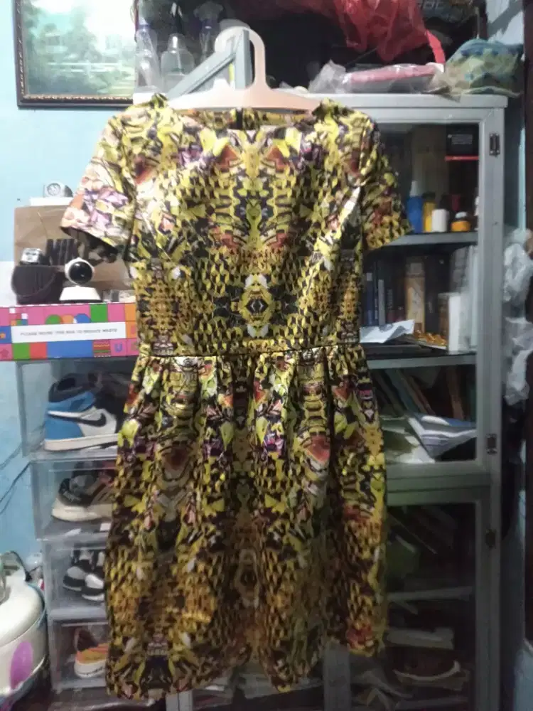 Baju atasan model batik merk Valentino roma