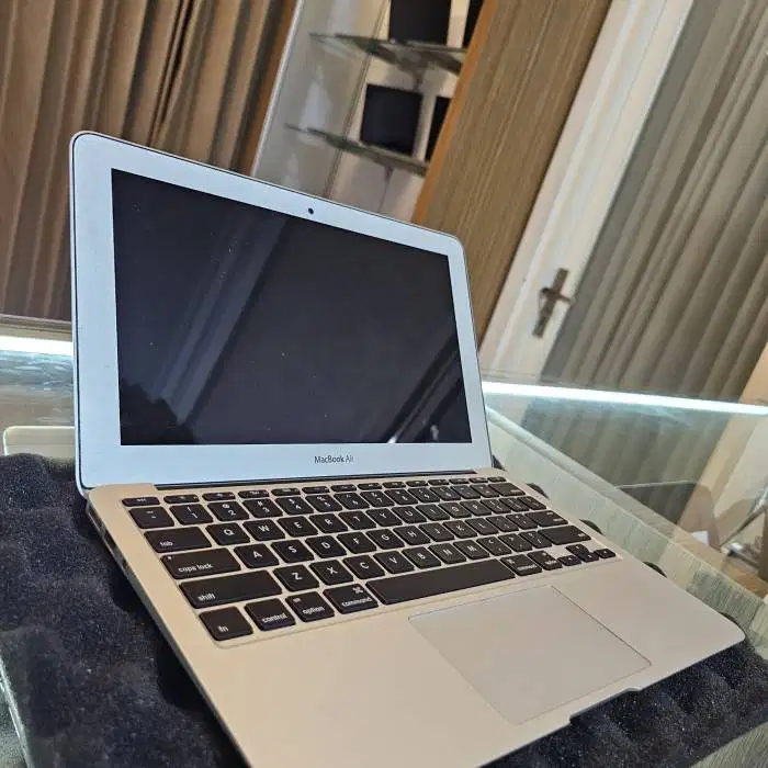 Mac Air Mini super slim ringan dan seperti buku langka
