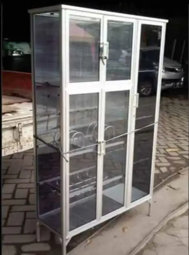 Rak Piring Aluminium 3 Pintu Frame Putih / Coklat Kaca Riben 95-159