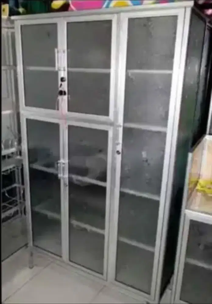 Rak Piring Aluminium 3 Pintu Frame Putih Kaca Es 95-159