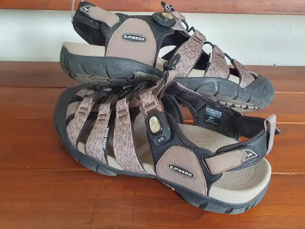Sepatu Sandal GOLD PIGEON Voyage 43 bekas