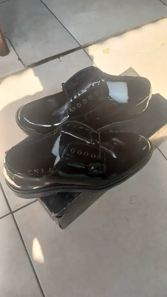 Sepatu pantopel bertali