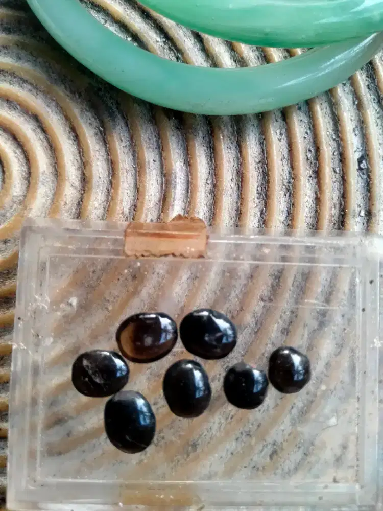 Batu Kecubung Ada 7 Buah