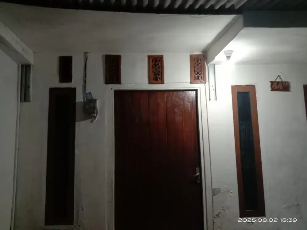 Di kontrakkan rumah.