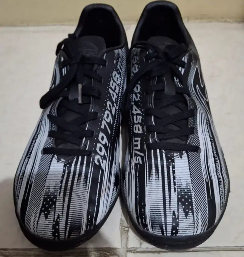 sepatu futsal SPECS 41