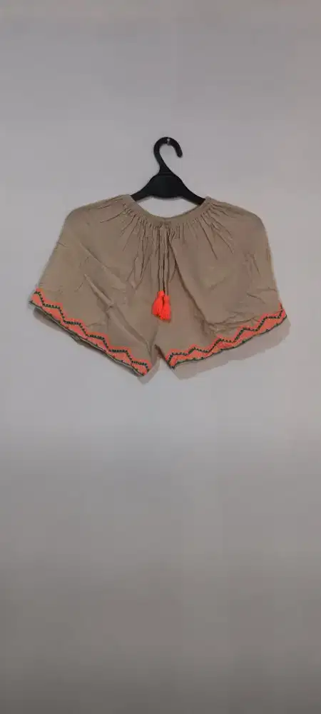 Celana Pendek Wanita Etnik