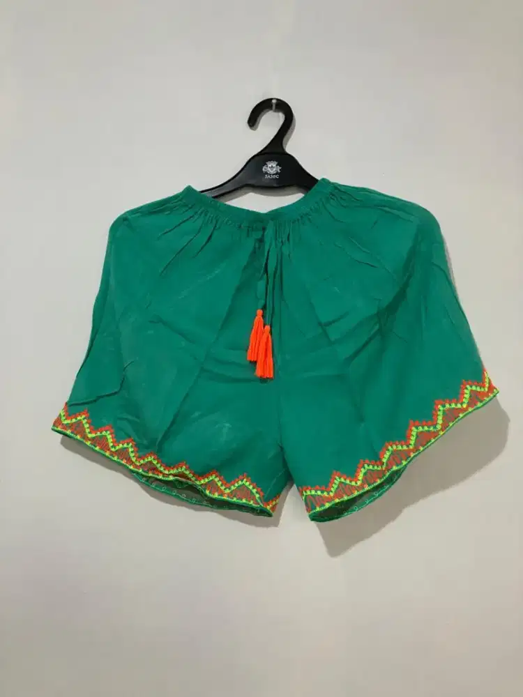 Celana Wanita Pendek Etnik
