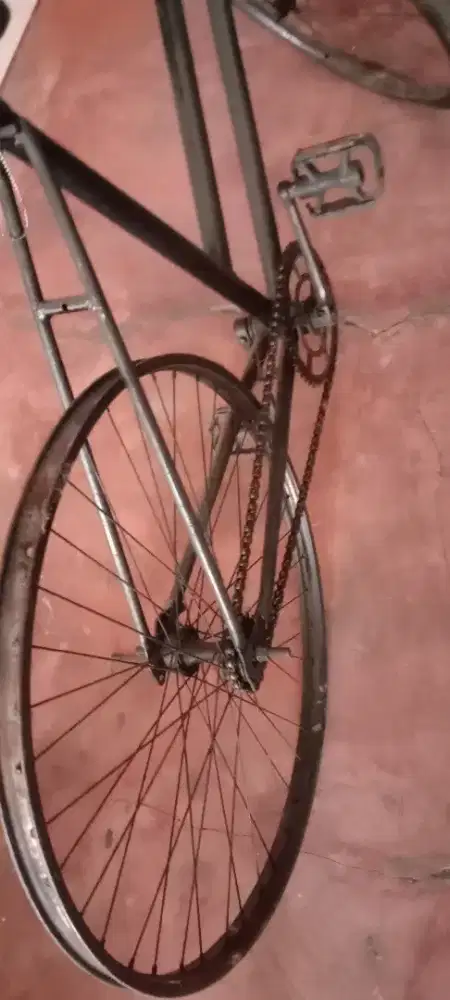 Sepeda onthel lelaki warna hitam masih berkualitas