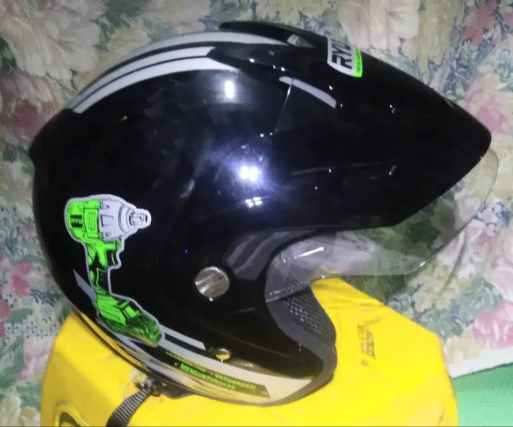 Helm Ryu Hitam metalik
