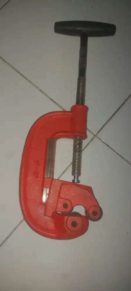 Alat pemotong pipa 1-3 inchi (pipe cutter)