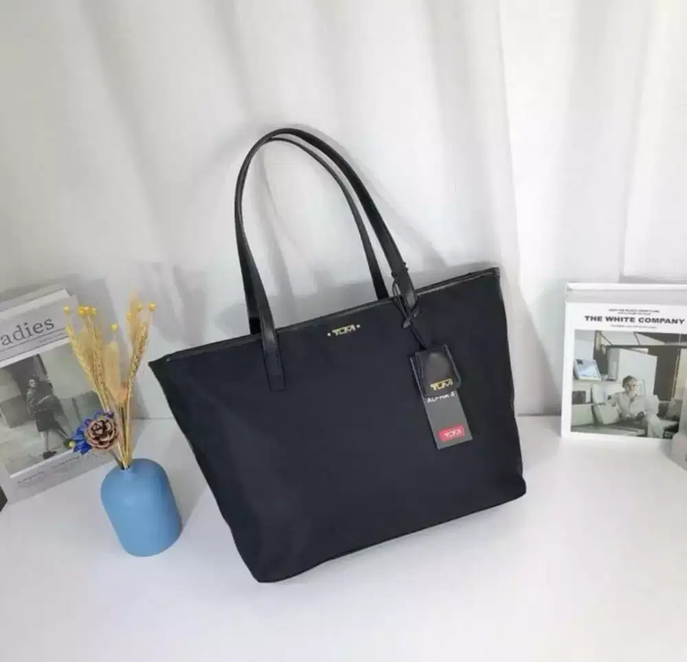 Tas Tumi Tote bag wanita Every Day Small Black or Blue
