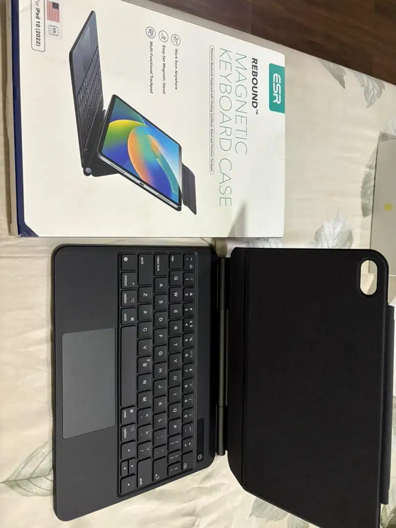 Ipad bluetooth keyboard case (floating) like new