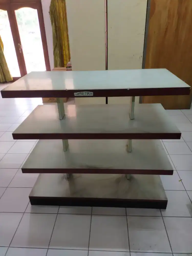 Meja display alat tulis