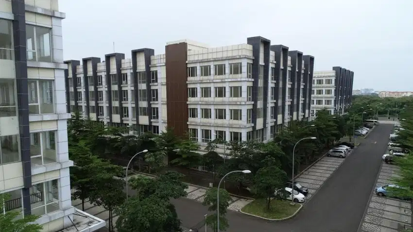 RUKO 5,5 LANTAI ADA PRIVATE LIFT LINGKUNGAN BAGUS UNTUK PERKANTORAN