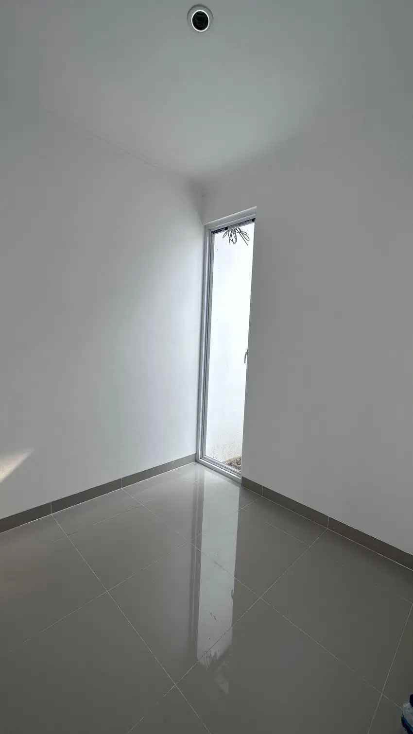TOWNHOUSE 2 LANTAI BERGAYA KLASIK MODERN, DP 0, SEMI FURNISHED!