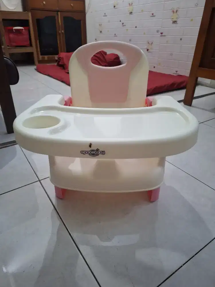 Tempat makan bayi