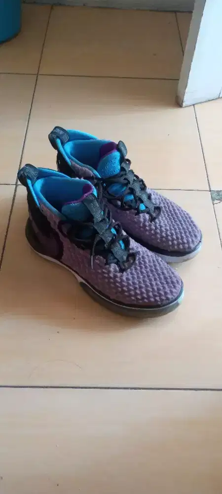 Sepatu Basket Nike size 42