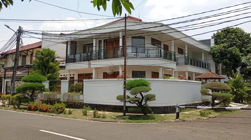 Rumah Hoek 2 Lantai di Pondok Indah, Hanya 9 Menit ke Tol Ciputat