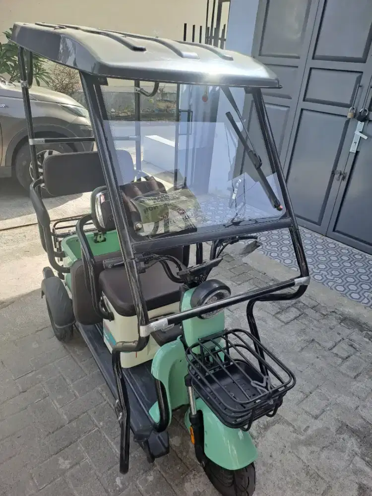 Sepeda listrik 3 roda Saige - upgraded model dengan penutup kepala.
