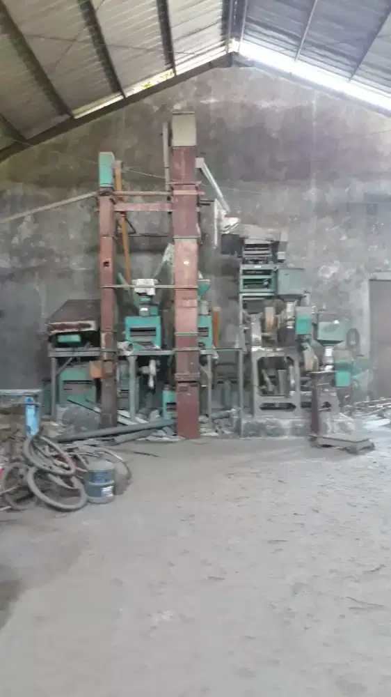 Mesin penggilingan PADI LENGKAP DGN MESIN PENGGERAKNYA.