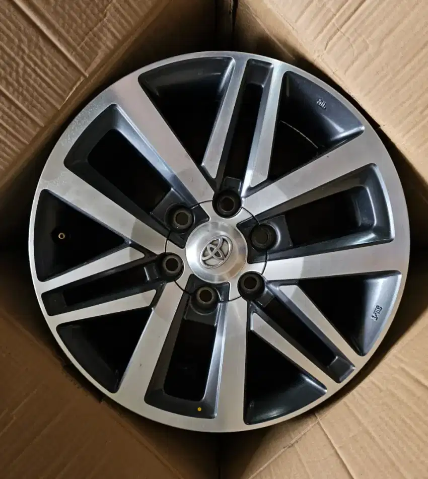 Velg OEM Fortuner VRZ R18 PCD6x139.7 Grey Polish. Velg only 4pcs.