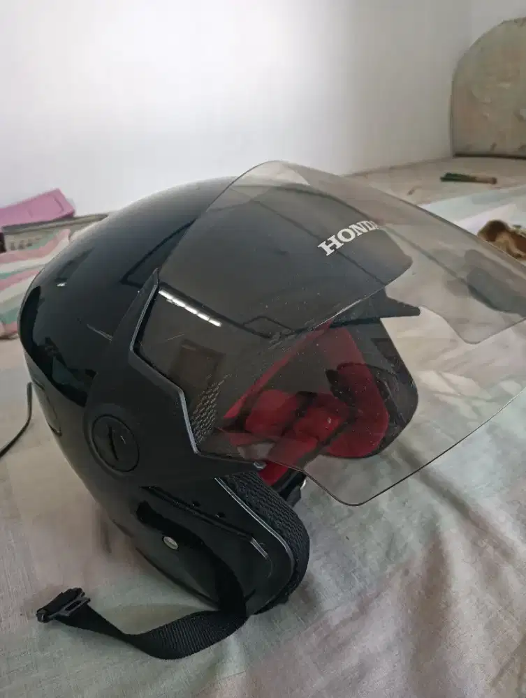Di jual helm bekas