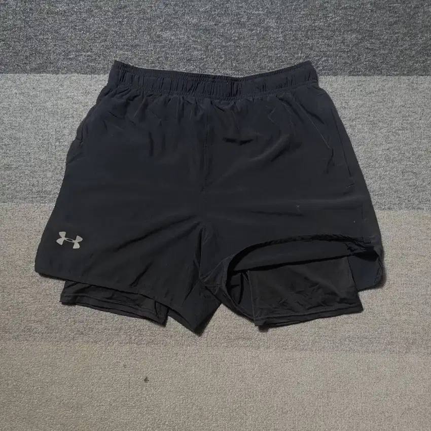 U*nder Armour (UA) 2 in 1 short / celana running ada innernya size L