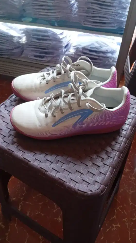 Sepatu futsal anak merk specs