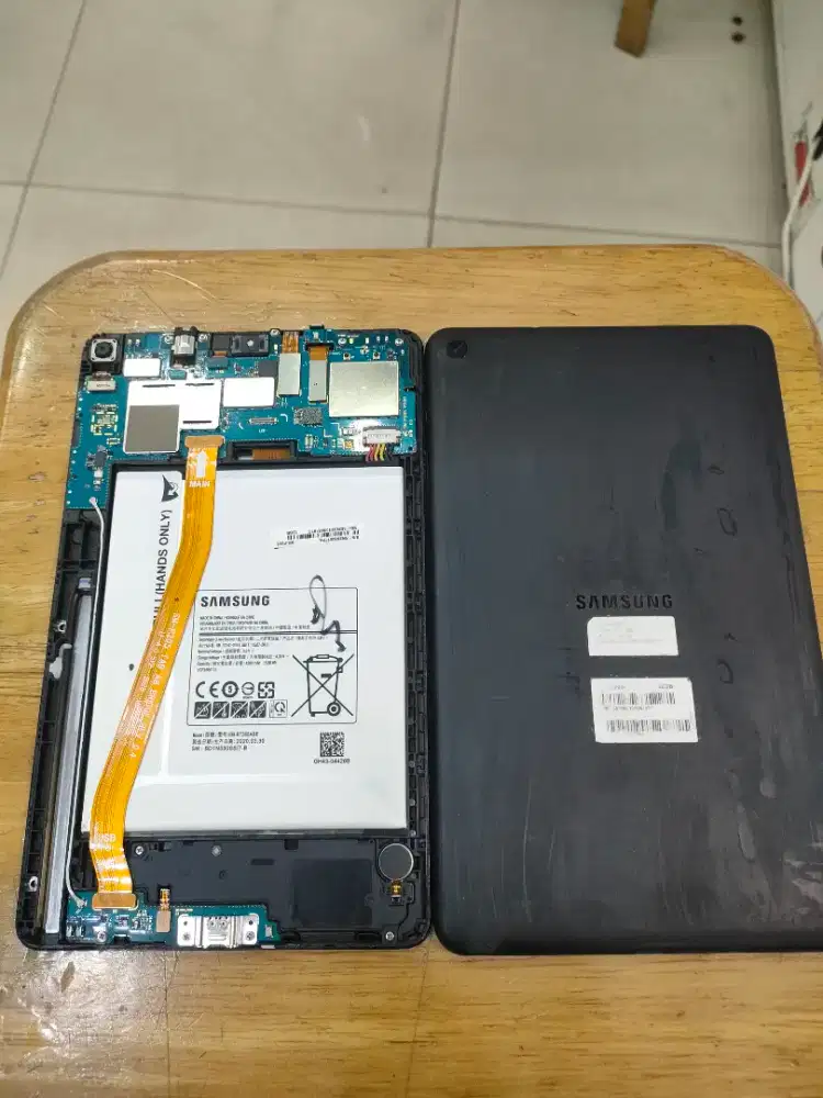 Di jual galaxy tab A8 S pen kondisi LCD rusak