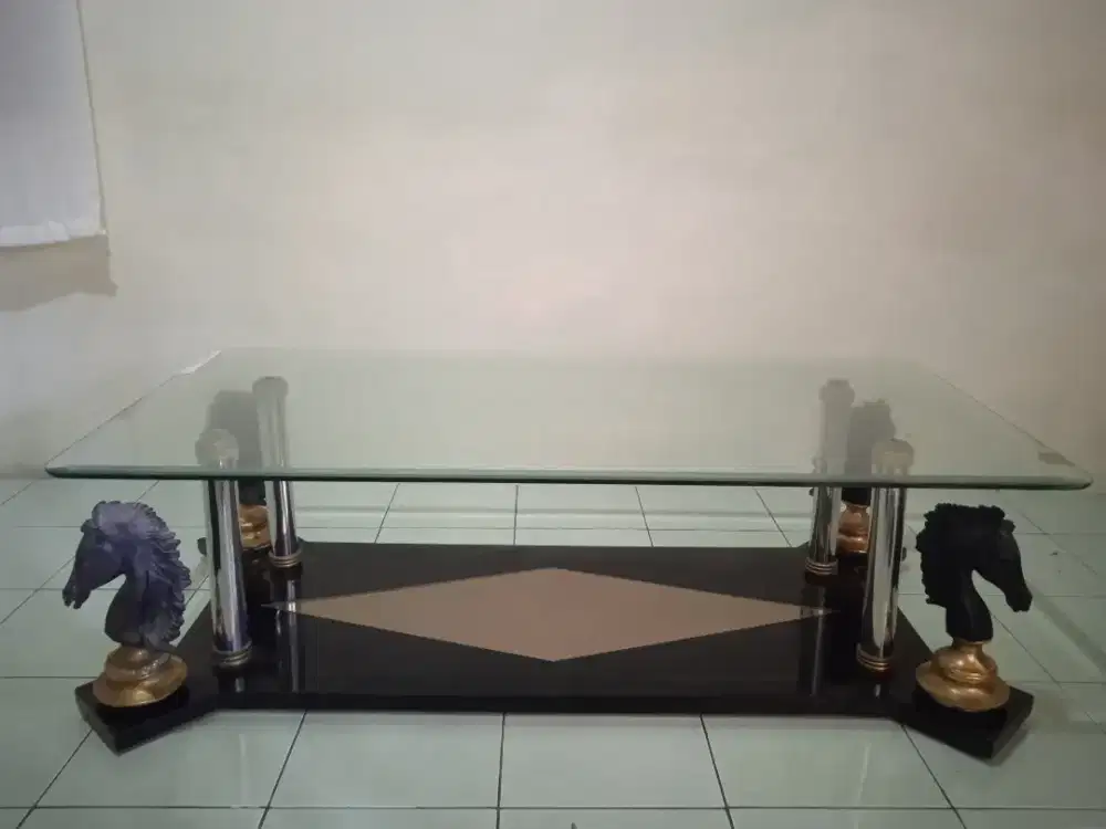 Meja kaca Tamu 4 patung kepala kuda
