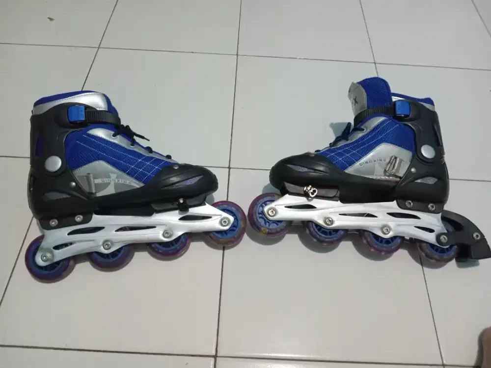 Sepatu roda Ding xing ukuran 42 warna biru motif silver
