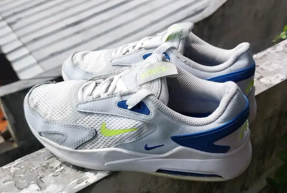 SEPATU SNEAKERS NIKE