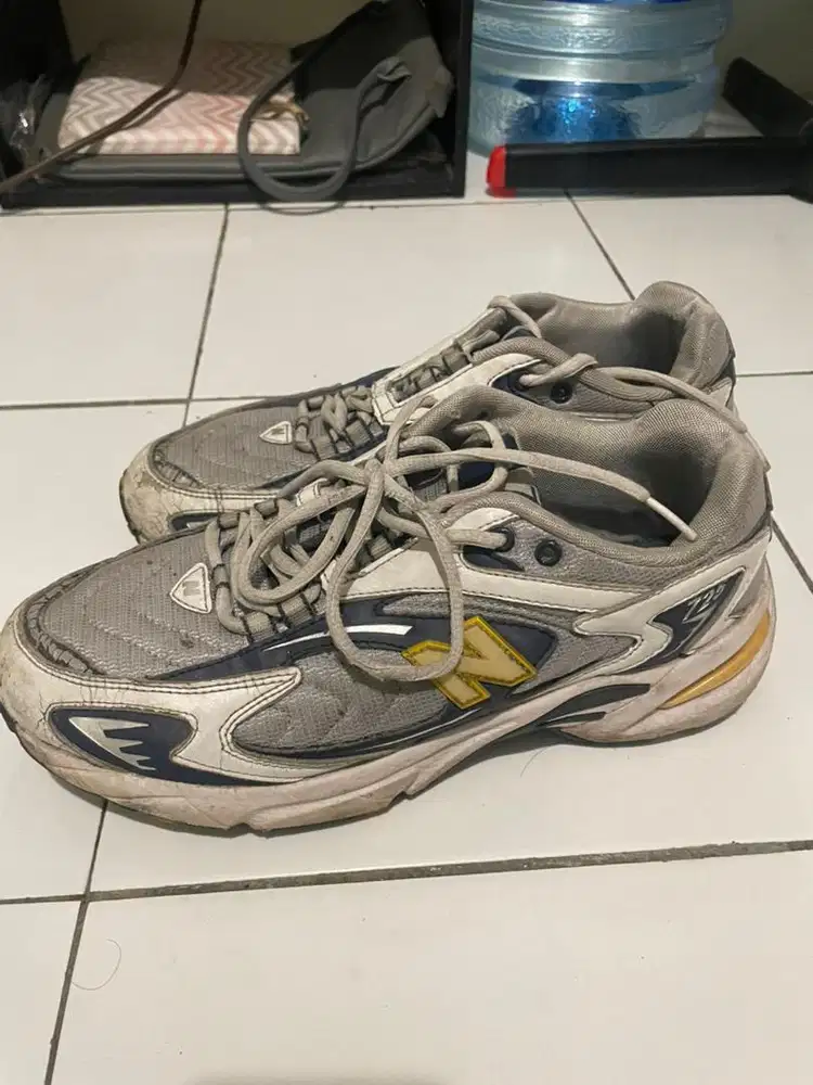 Sepatu new balance 725 size 42 Ori