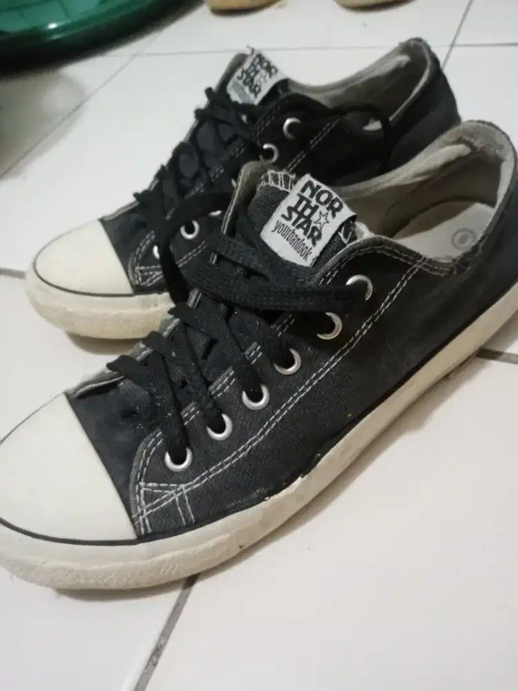 Di jual sepatu hitam