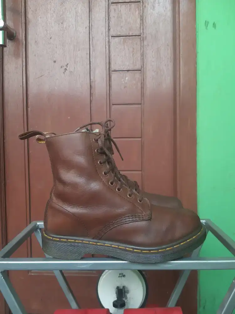 Sepatu boots DR.MARTENS size 40