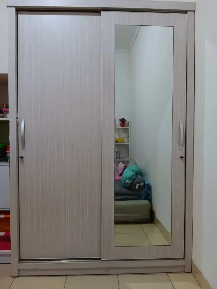 Lemari Pakaian Informa