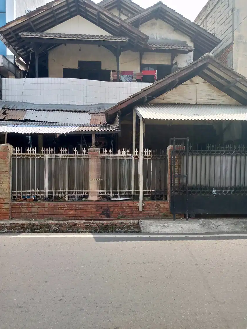 Dijual rumah tua di pinggir jalan Cempaka Baru,Kemayoran