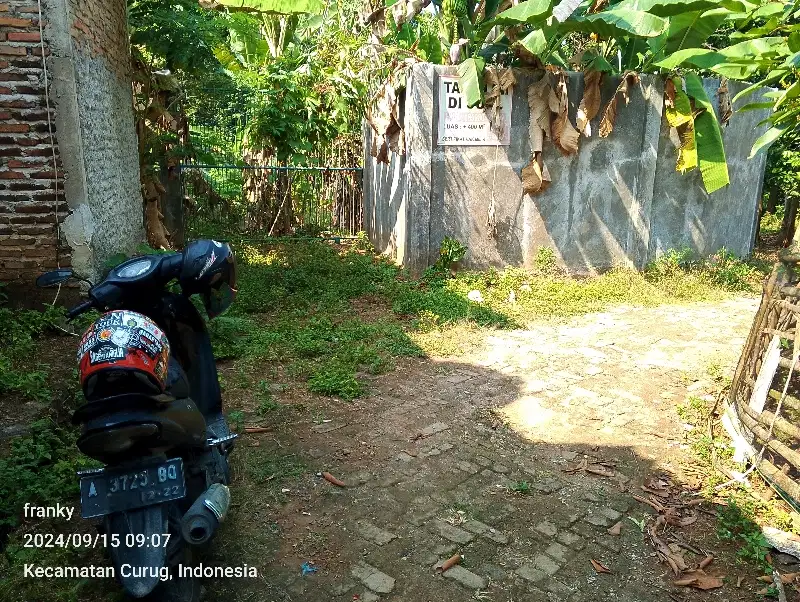 tanah dekat lampu merah boru