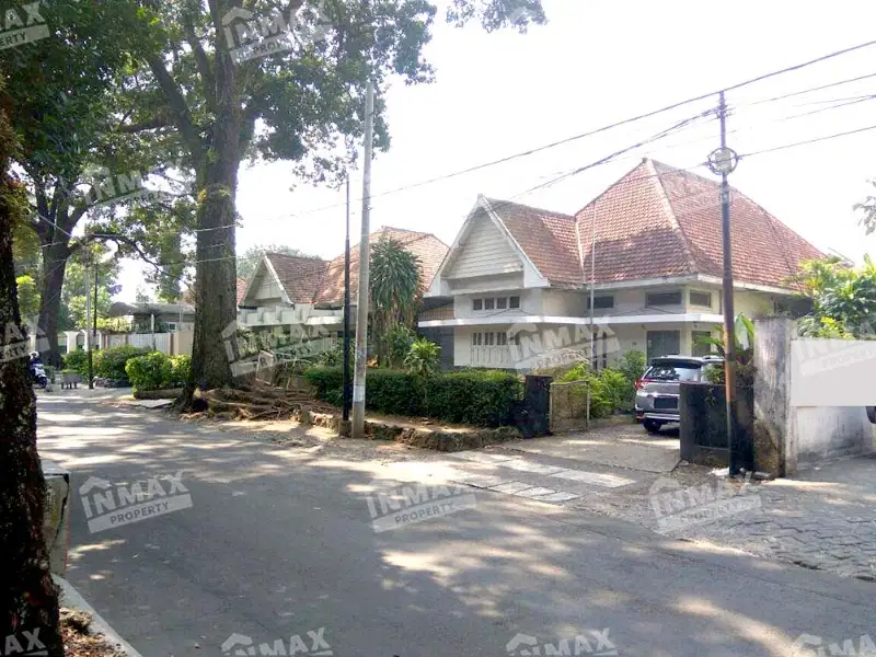 RUMAH BELANDA ASLI JALAN TANGKUBAN  PERAHU,KLOJEN MALANG,TERAWAT